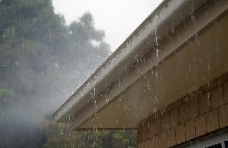 住まいを雨から守るために「雨どい」の役割を理解する｜盛岡市・八戸市の不動産なら有限会社柏屋